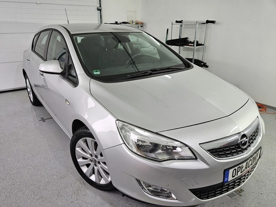 Opel Astra cena 33999 przebieg: 59000, rok produkcji 2010 z Kołobrzeg małe 379